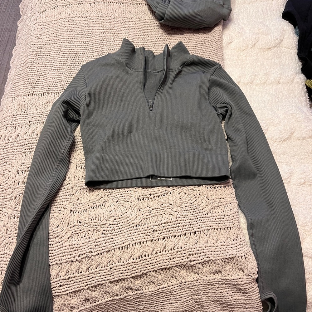Grey long sleeve cropped workout set (size medium)
